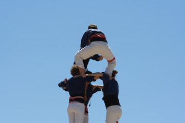 Castellers construyendo una torre humana