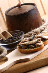 geräucherte Sprotten auf einer Scheibe Brot