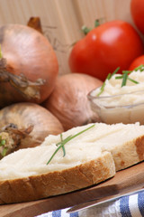 eine Brotscheibe mit hausgemachtem Schmalz