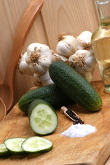 Gurken, Salz und Pfeffer auf einem Holzbrett