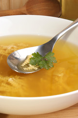 klare Hühnersuppe mit Nudeln