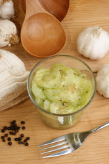 frischer Gurkensalat mit Dill und rotem Paprikapulver