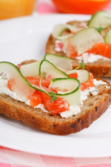 Toast with vegetables and fish