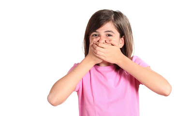 bambina con le mani sulla bocca