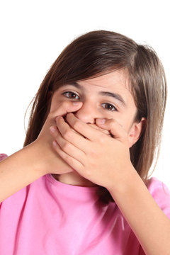 bambina con mani sulla bocca