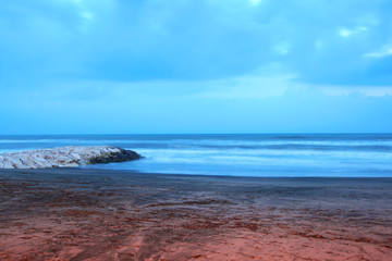 Spiaggia e mare di sera
