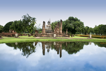 Fototapeta na wymiar Sukhothai świątynia buddy refleksje