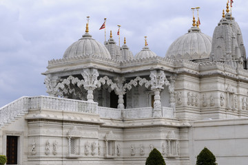 Fototapeta premium hindu temple witf flags flying