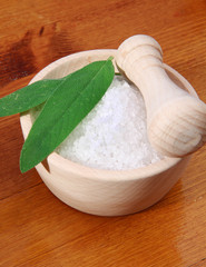 sale marino con foglie di salvia