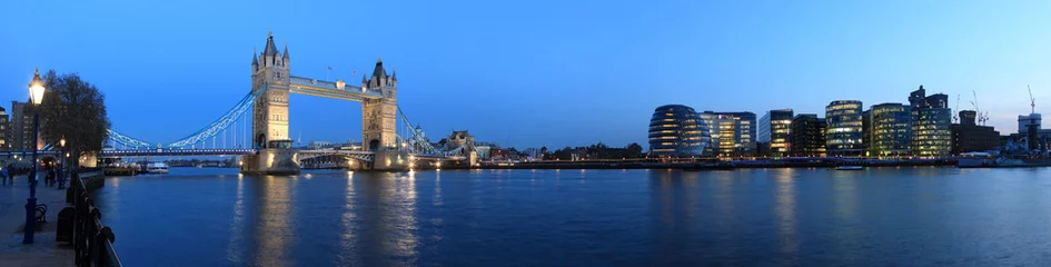 Papier Peint photo Londres Tower Bridge et la Tamise vue panoramique sur Londres la nuit