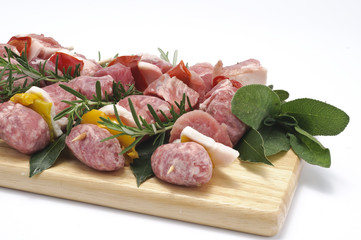 Spiedini di maiale sul tagliere