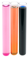 trois tubes à essai, liquides colorés, fond blanc