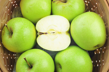 green ripe apples