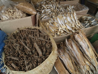 Salazón en un mercado en Hanoi (Vietnam)