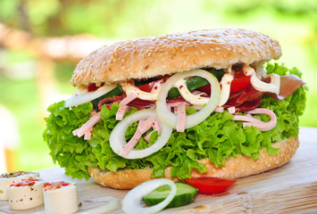 Gemüseburger mit Fleischwurst
