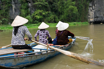 Obraz premium Touristen auf dem Weg nach Tam Coc