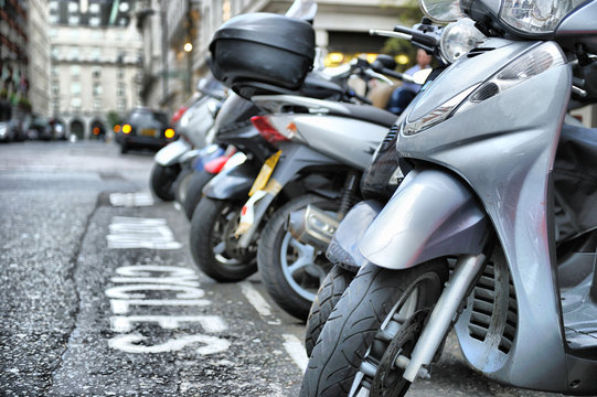 motos bien rang&eacute;es