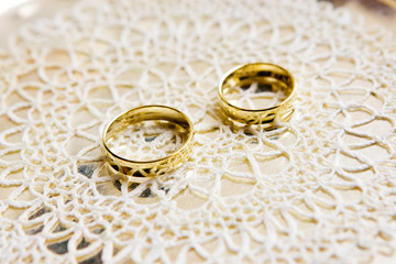 Obraz na płótnie Canvas gold-colored wedding rings