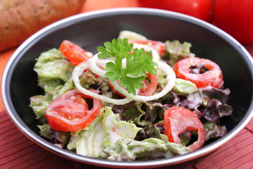 blattsalat mit tomate