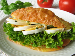 Käsebrötchen mit Ei