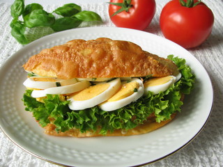 Käsebrötchen mit Ei