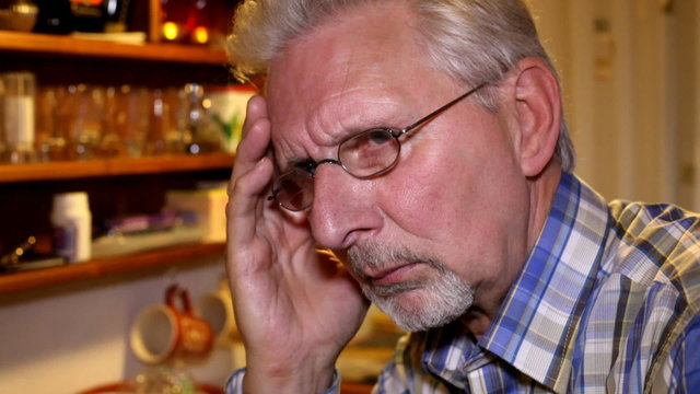 Alter Mann mit Kopfschmerzen