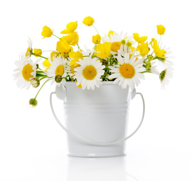 secchio con fiori