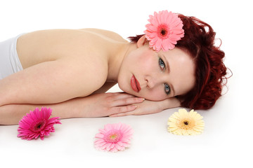 liegende Frau mit Blumen