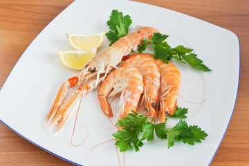 piatto con gamberi e scampi