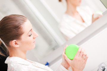 Fototapeta premium Frau öffnet Cremedose