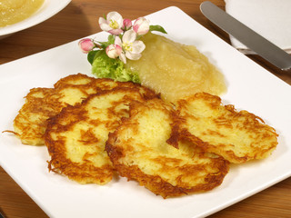 Kartoffelpuffer mit Apfelmus
