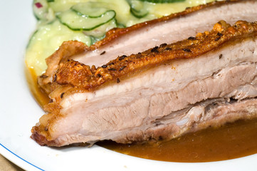 Schweinebraten mit Salat
