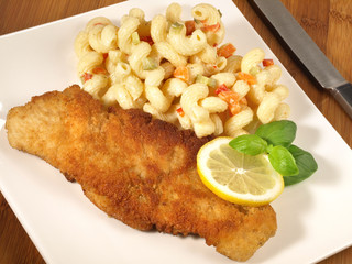 Schnitzel mit Nudelsalat