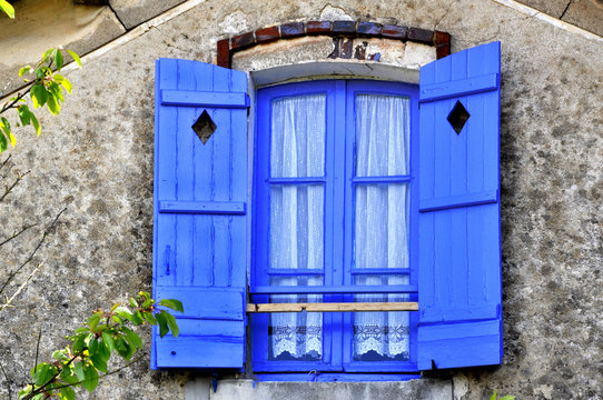 vieille fen&ecirc;tre aux volets bleus