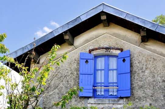 vieille fen&ecirc;tre aux volets bleus