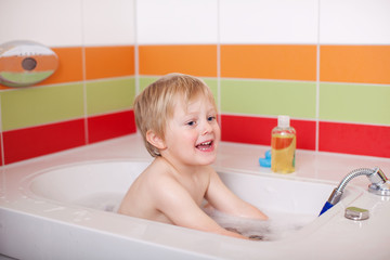 kleiner junge beim baden