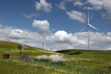 Fototapeta na wymiar Nowe - stare wiatraki dla turbin wiatrowych