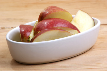 geschnittener Apfel in einer Schale