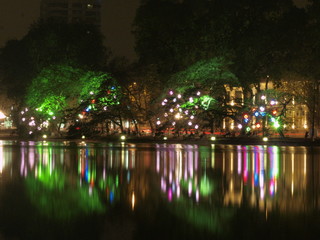 Fototapeta na wymiar Lago iluminado por la noche en Hanoi (Vietnam)