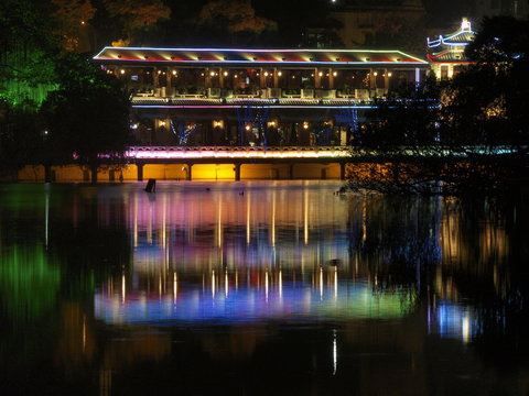Lago iluminado en la noche de Hanoi (Vietnam)