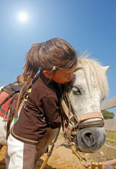 fillette et son poney shetland