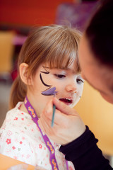 Fillette qui se fait maquiller