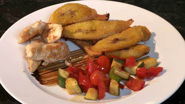 Kochbananen Gericht mit Fleisch und Gemüse
