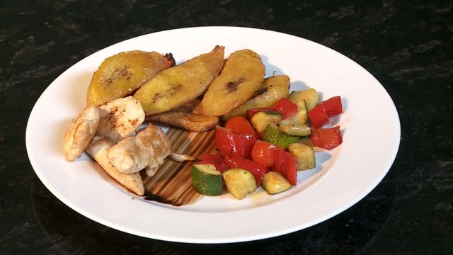 Kochbananen Gericht mit Fleisch und Gem&uuml;se