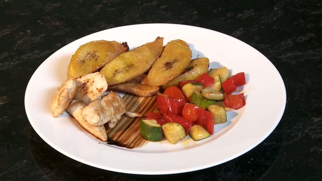 Kochbananen Gericht mit Fleisch