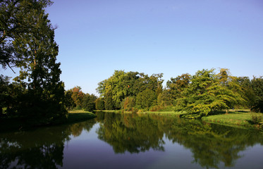 Fototapeta na wymiar Lake in park, caste in Lednice