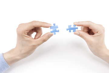パズルを持つ男女の手