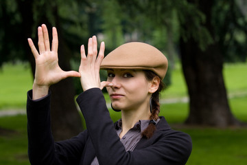 Ragazza scherzosa con basco
