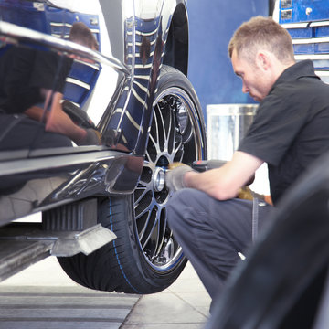 Tyre changing with new alu rim on a suv