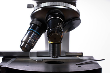 Objektive eines Forschungsmikroskopes